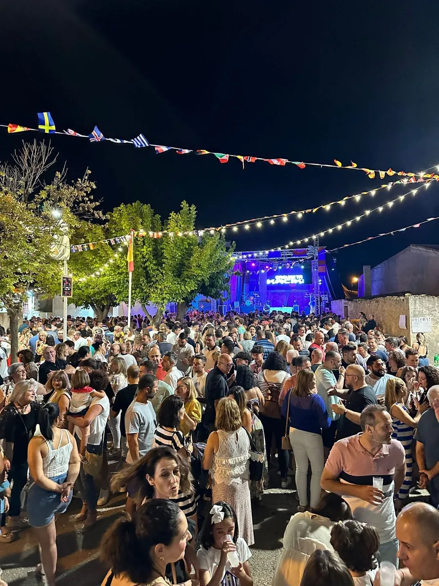 Actuación musical en directo en la plaza