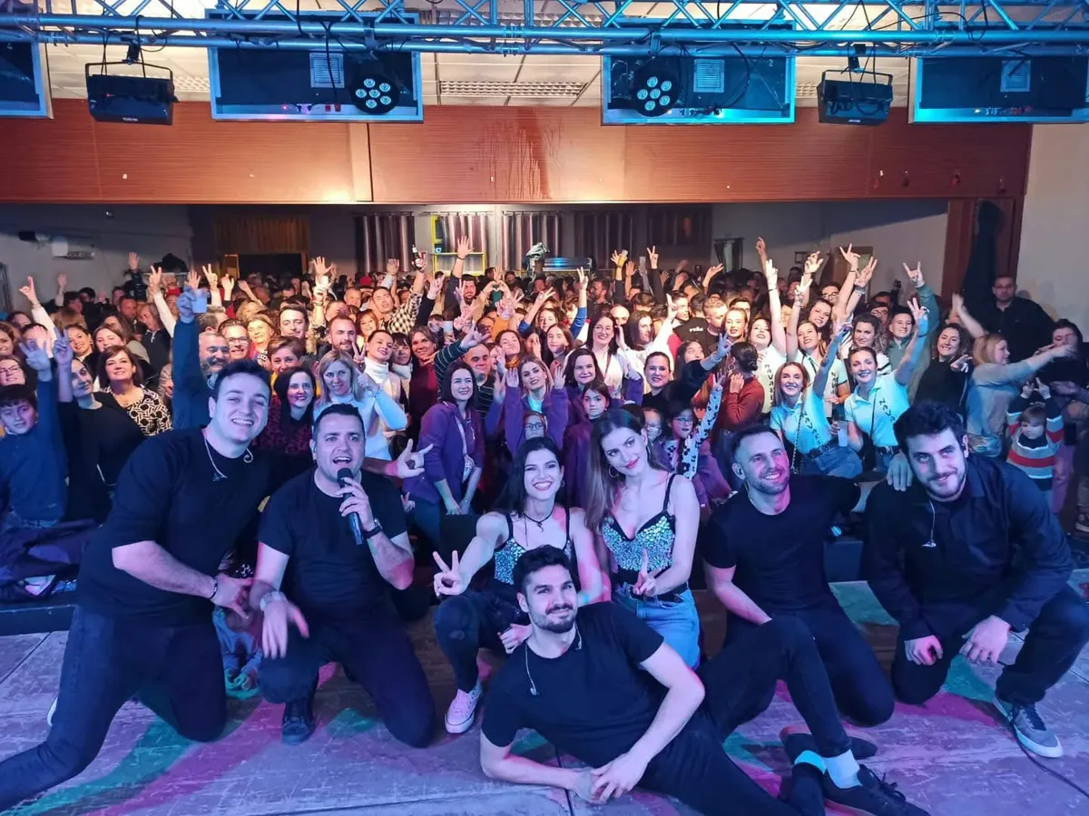 Público brindando con quintos durante la fiesta