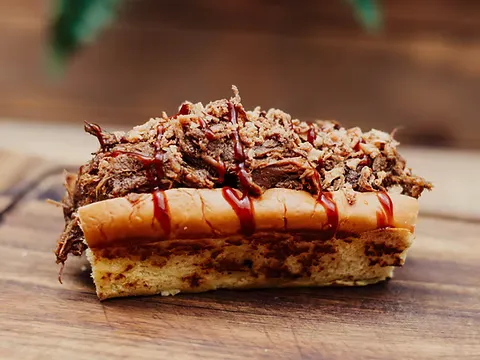 Brioche de chato murciano con barbacoa coreana — Barra Gourmet · Peña el Kanguro
