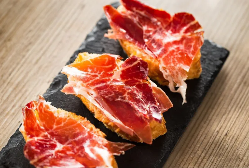 Jamón con tomate — Peña El Cochinillo